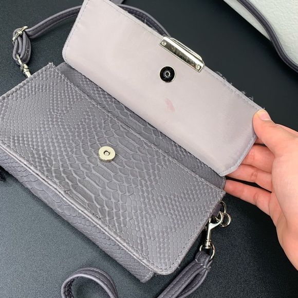 Kenneth Cole Reaction dusty purple gray wristlet bag - Picture 2 of 4